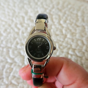 Studio Quartz Leather and Metal Band Very Nice!‎